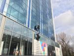 Abseil window cleaner coming down